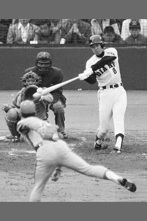 1981年4月5日、巨人・原辰徳が中日・小松辰雄（手前）からプロ初本塁打を放った【写真：共同通信社】
