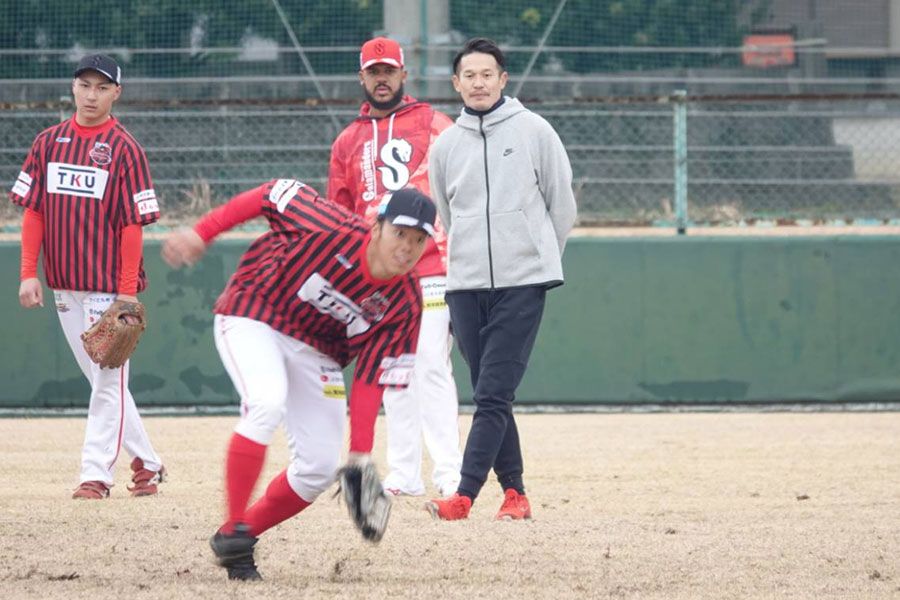 独立リーグ「火の国サラマンダーズ」で臨時コーチを務める坂口智隆氏（中央）【写真：橋本健吾】