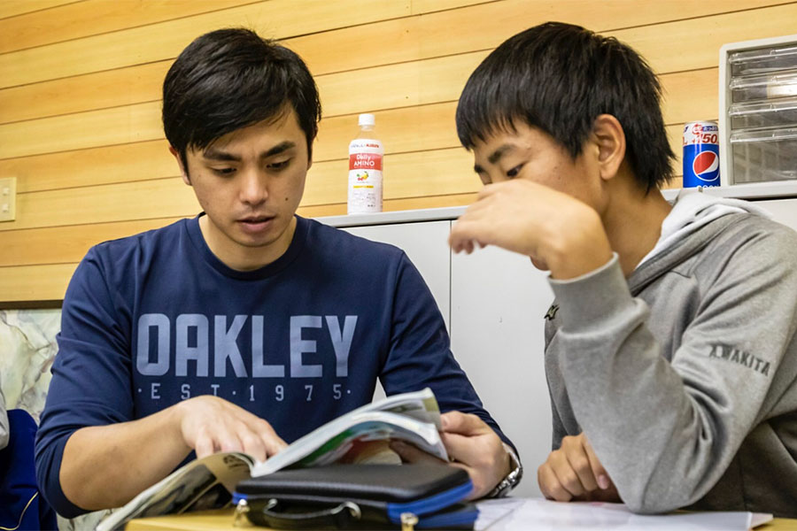 選手に勉強を教える深澤恒太さん（左）【写真：城東ボーイズ提供】
