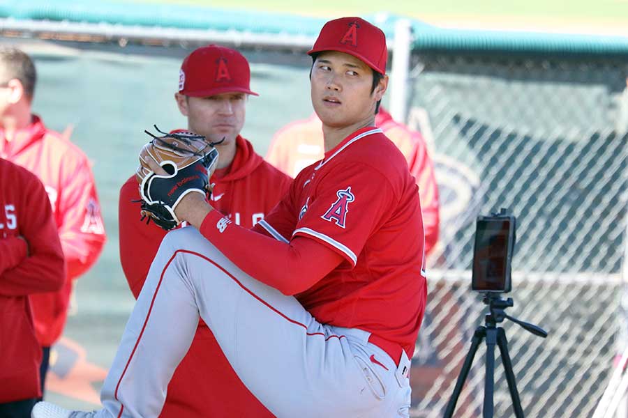 キャンプ初日にブルペン入りしたエンゼルス・大谷翔平【写真：小谷真弥】