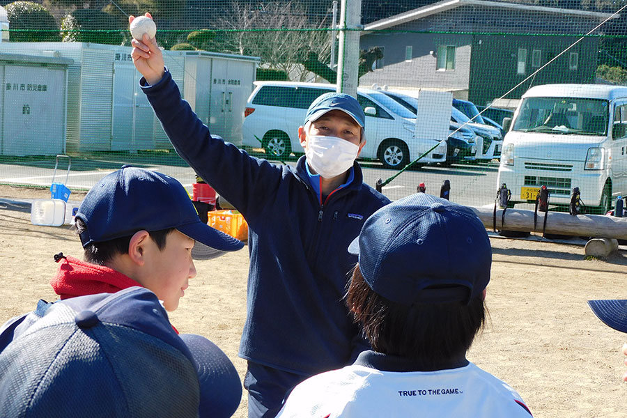 出張指導を行った東農大教授・勝亦陽一さん【写真：間淳】