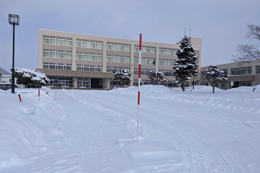 雪が積もる道立紋別高【写真：加賀谷監督提供】