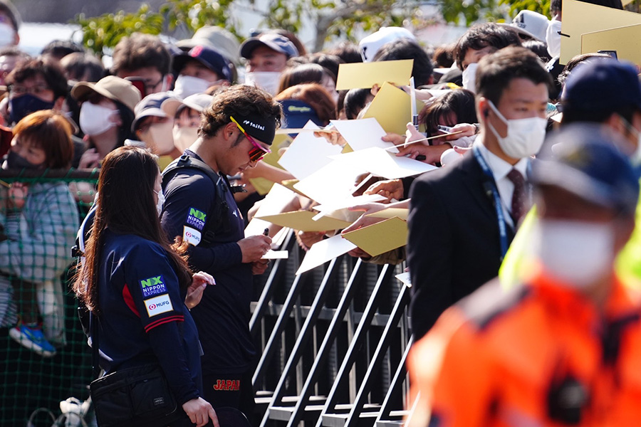 ファンサービスを行う伊藤大海【写真：荒川祐史】