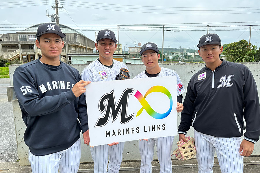 ロッテの4選手が社会貢献活動「MARINES LINKS」の一環として沖縄・糸満市内の小学校を訪問【写真：球団提供】
