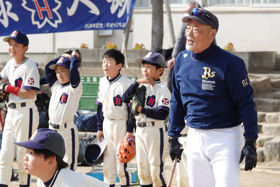 「桜台ハンターズ」の幸地正直顧問（右）と子どもたち【写真：橋本健吾】