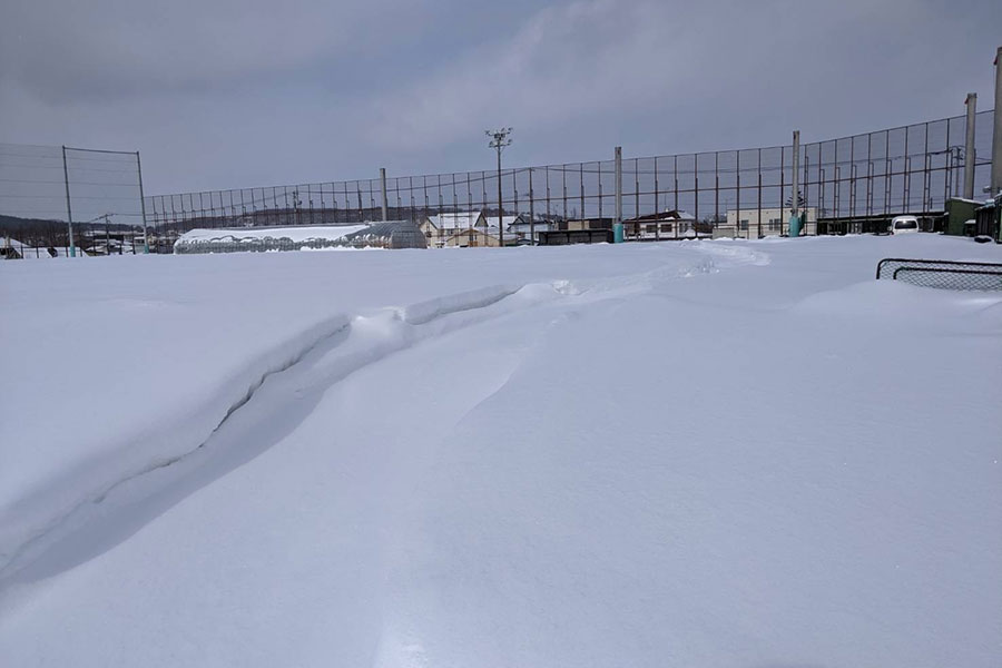 紋別高校のグラウンドの雪景色【写真：加賀谷実監督提供】