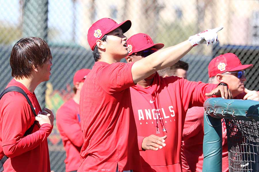 豪快アーチの打球方向を指さすエンゼルス・大谷翔平【写真：小谷真弥】