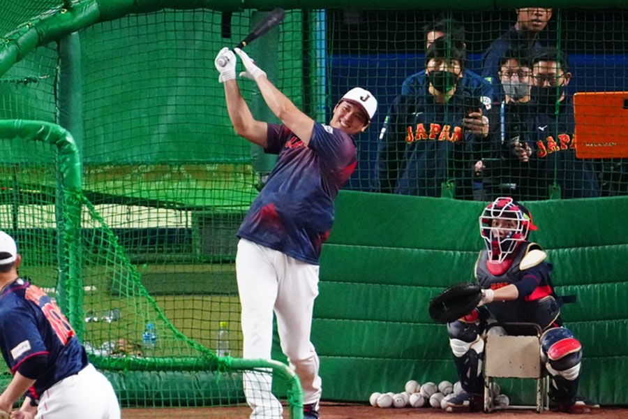 中日との強化試合前にフリー打撃を行う侍ジャパン・大谷翔平【写真：荒川祐史】