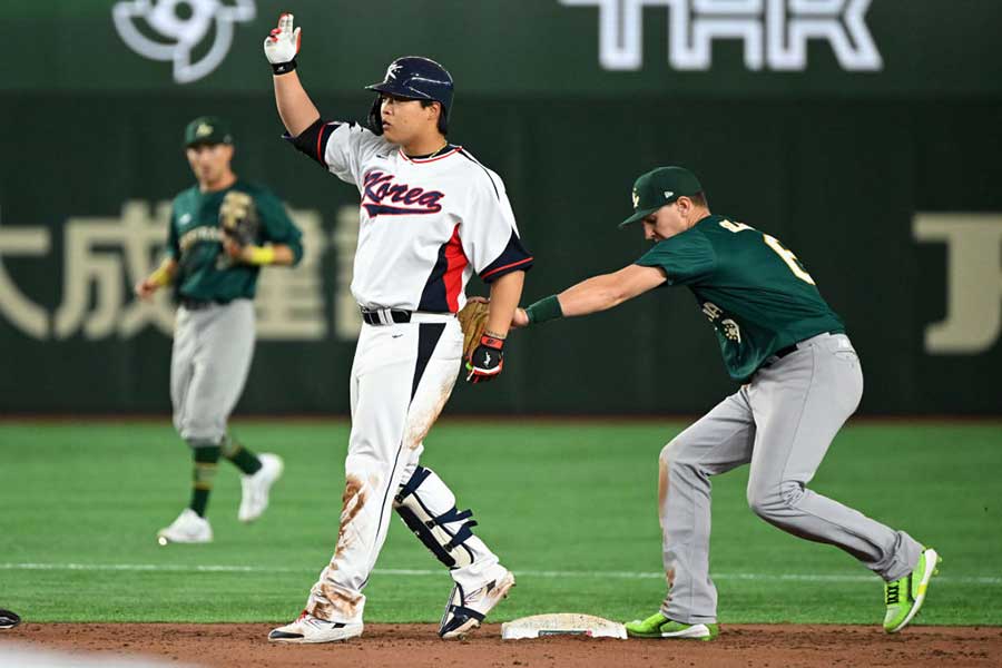 二塁ベースを離れてアウトになった韓国代表のカン・ベクホ【写真：Getty Images】