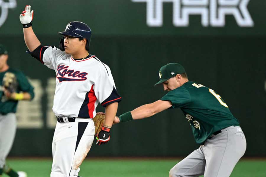 二塁ベースを離れてアウトになった韓国代表のカン・ベクホ【写真：Getty Images】