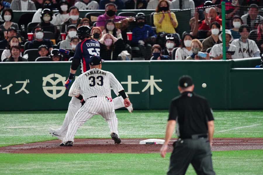 侍ジャパンは遊撃・中野の送球エラーで先制を許す【写真：荒川祐史】