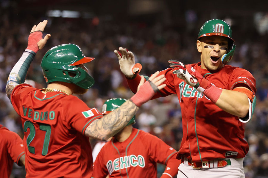本塁打を放ち喜びを見せるメキシコ代表のジョーイ・メネセス（右）【写真：Getty Images】