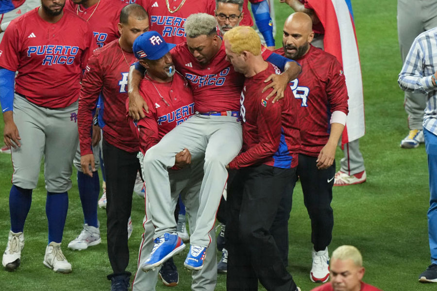 試合後に負傷したプエルトリコ代表のエドウィン・ディアス【写真：Getty Images】