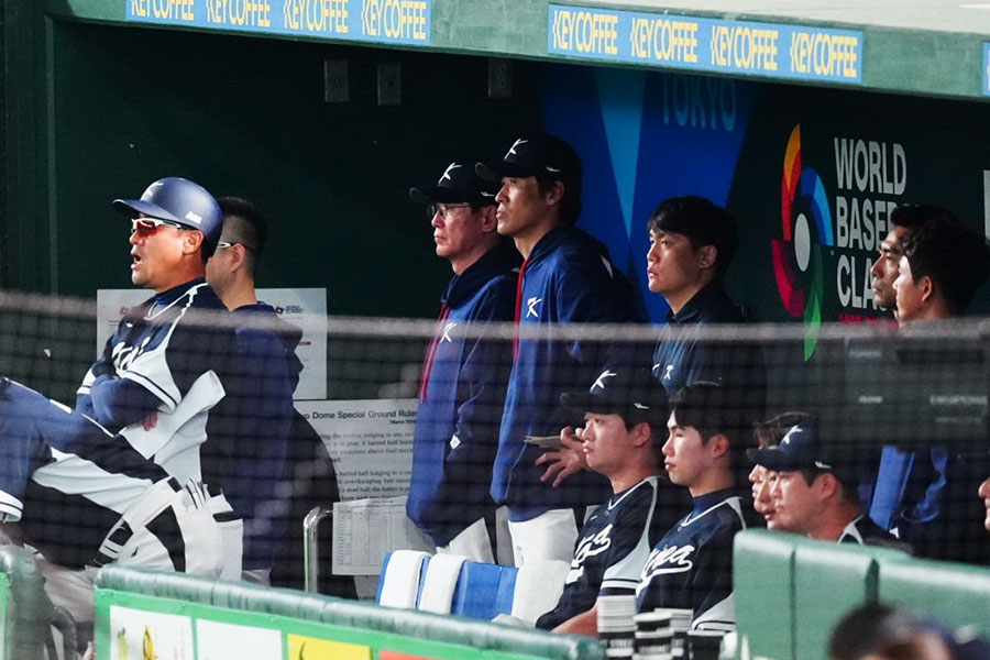 試合を見つめる韓国ベンチ【写真：荒川祐史】