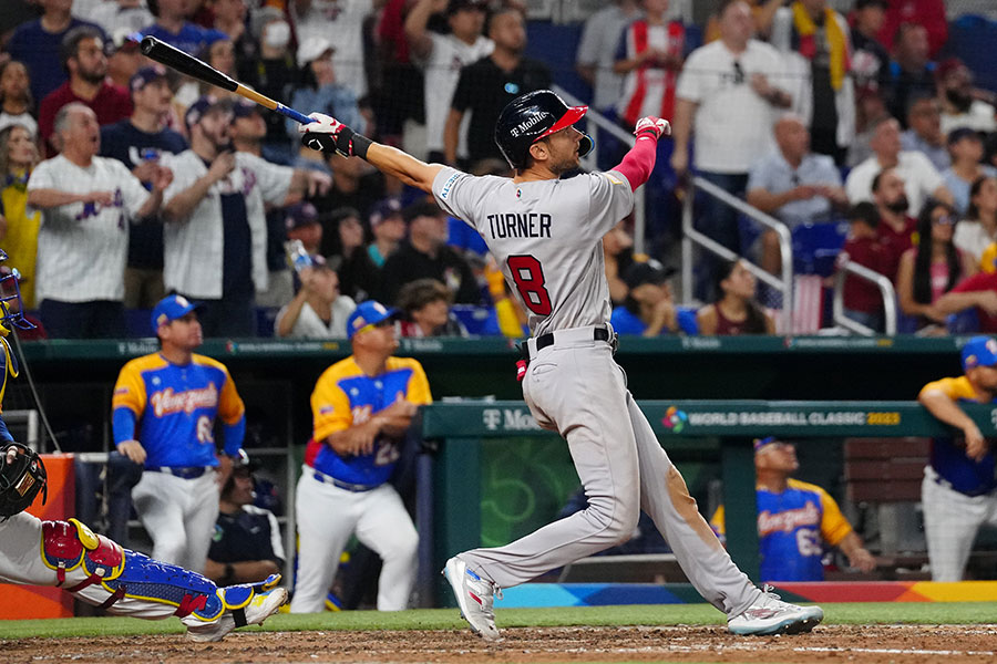 逆転満塁本塁打を放った米国代表のトレイ・ターナー【写真：Getty Images】