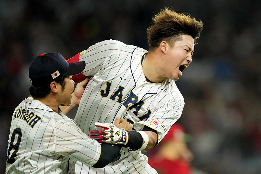 サヨナラタイムリーを放ち喜びを爆発させる侍ジャパン・村上宗隆【写真：Getty Images】