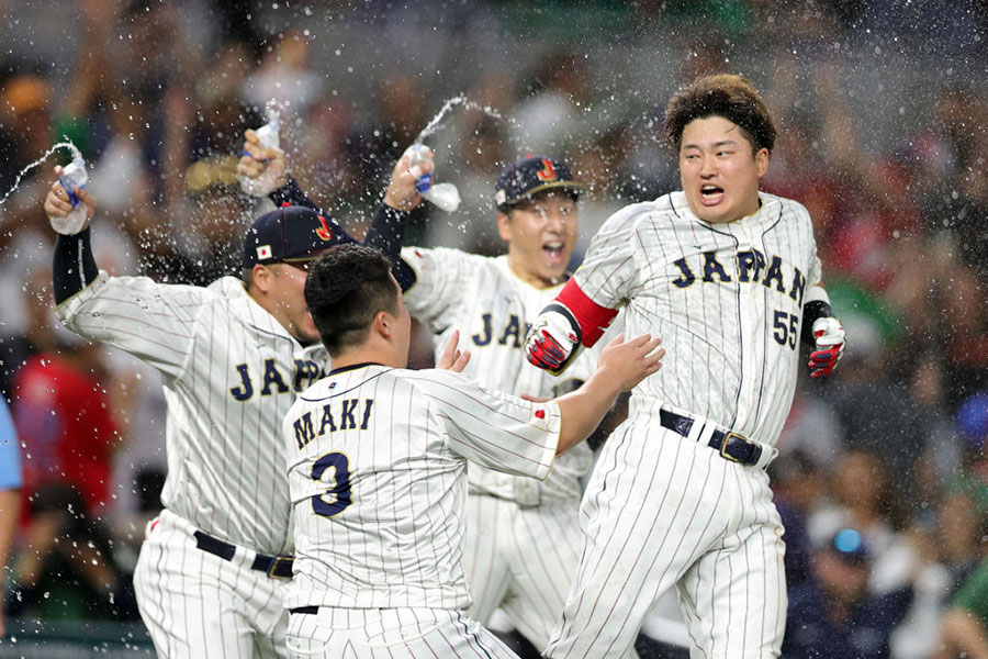 サヨナラ勝利に喜びを爆発させる侍ジャパンナイン【写真：Getty Images】