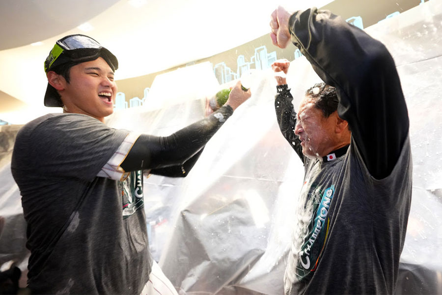 シャンパンファイトを楽しむ侍ジャパン・大谷翔平（左）と栗山英樹監督【写真：Getty Images】