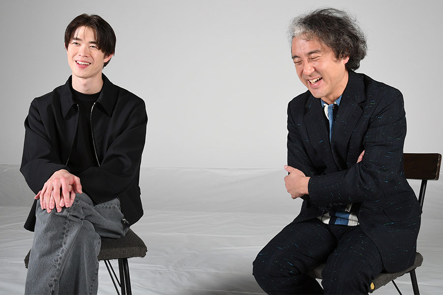 対談で笑顔がこぼれる宮沢氷魚さん（左）とムロツヨシさん【写真：徳原隆元】