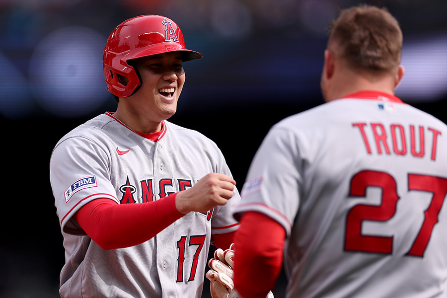 左翼線適時打を放ったエンゼルス・大谷翔平（左）【写真：Getty Images】