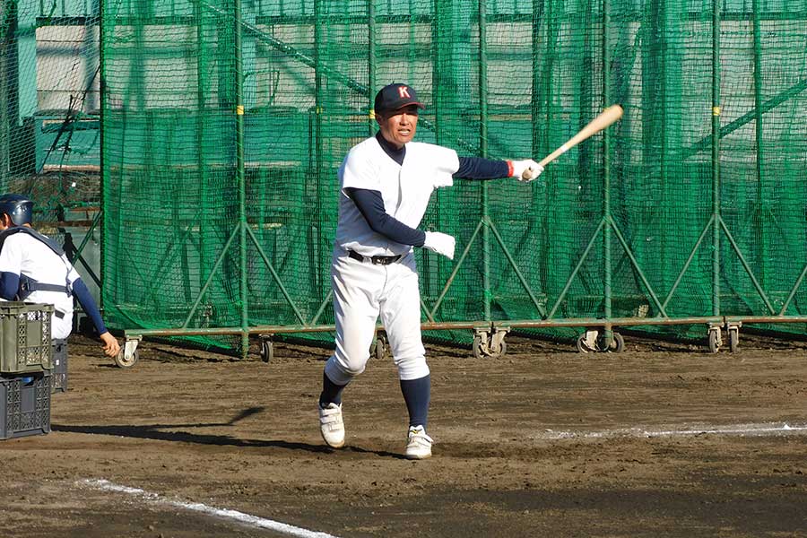 ノックを打つ掛川西高校・大石卓哉監督【写真：間淳】