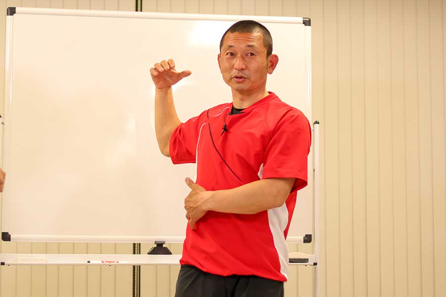 トレーニングコーチの塩多雅矢さん【写真：伊藤賢汰】