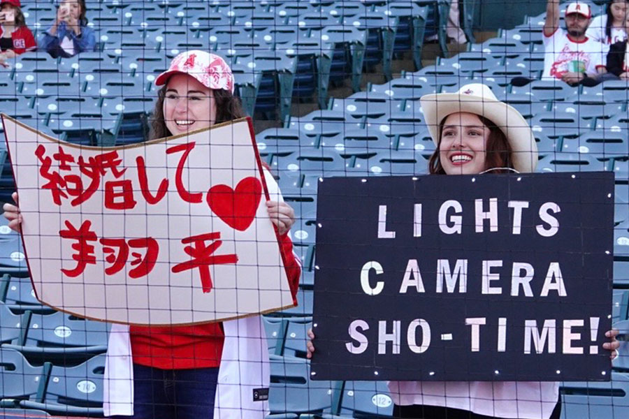 エンゼル・スタジアムの客席で求婚ボードを掲げる女性ファン【写真：小谷真弥】