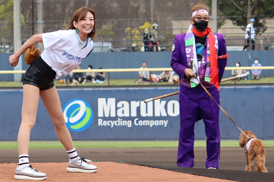 愛犬とともに始球式を行ったタレントの中島史恵さん（左）【写真：球団提供】