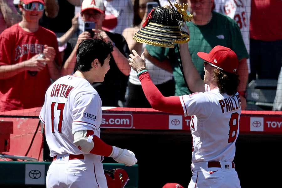 3号2ランを放ち同僚に兜を被せられるエンゼルス・大谷翔平（左）【写真：Getty Images】