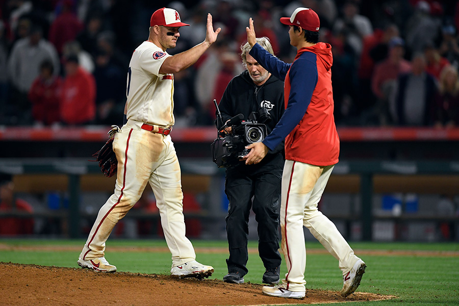 ハイタッチするエンゼルス・大谷翔平（右）とマイク・トラウト【写真：Getty Images】