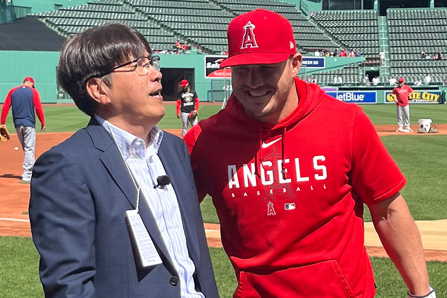 談笑するタレントの石橋貴明さん（左）とエンゼルスのマイク・トラウト【写真：小谷真弥】