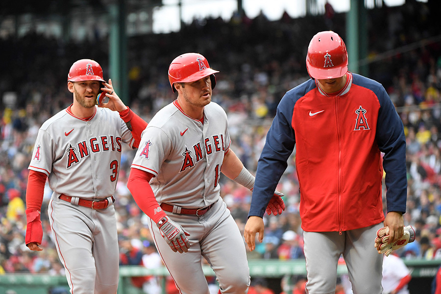 レンフローの3ランで生還したエンゼルス・大谷翔平（右）【写真：ロイター】