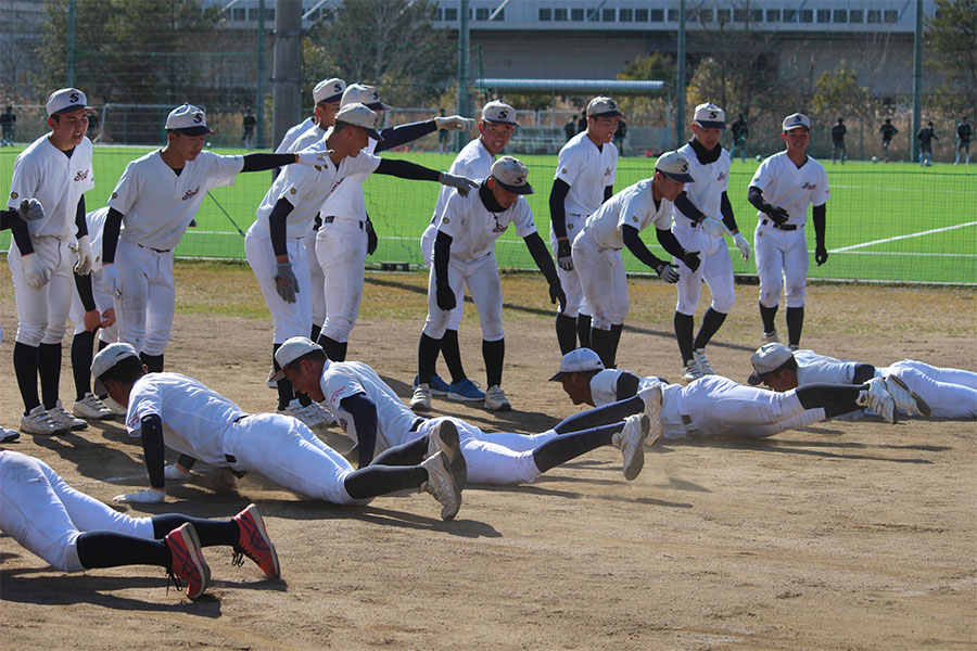 創志学園の選手たち【写真：大利実】