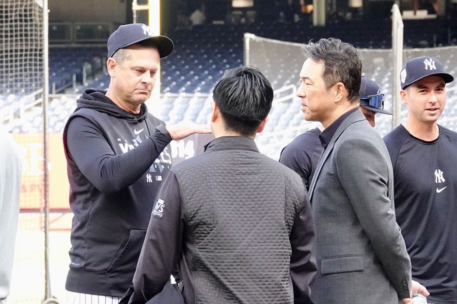 ヤンキース-エンゼルス戦の始球式を務める黒田氏（右）【写真：小谷真弥】