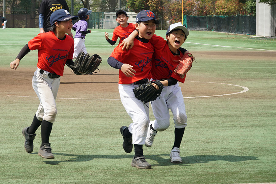 試合形式の練習でナイスプレーをした後は大きな笑顔が咲く【写真：編集部】