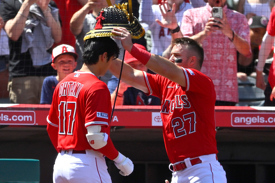 5号ソロを放ったエンゼルス・大谷翔平（左）【写真：Getty Images】