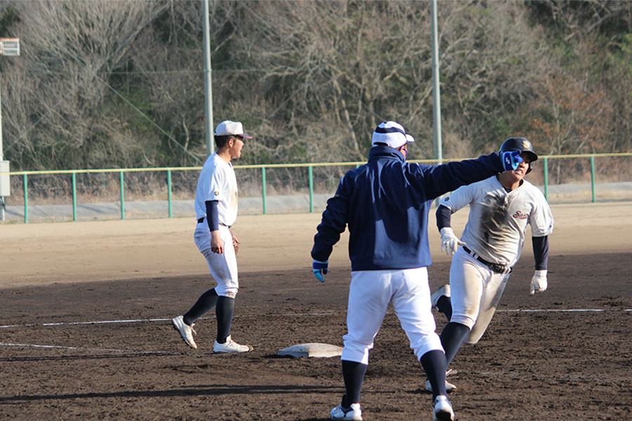 今年最初の練習日、門馬監督は選手の前で頭を下げたという【写真：大利実】