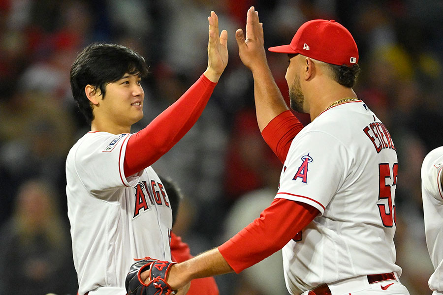 アスレチックスに勝利し大谷とハイタッチするエンゼルスのカルロス・エステベス【写真：ロイター】