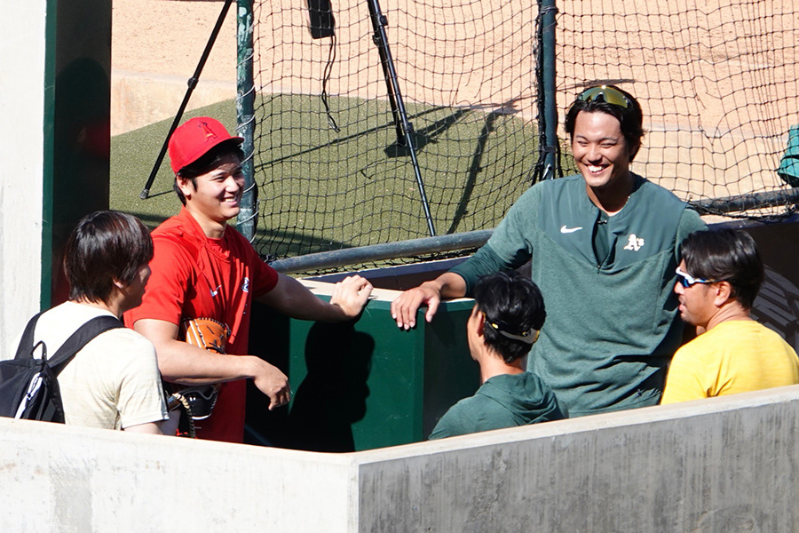試合前に談笑する大谷翔平（左）と藤浪晋太郎【写真：小谷真弥】