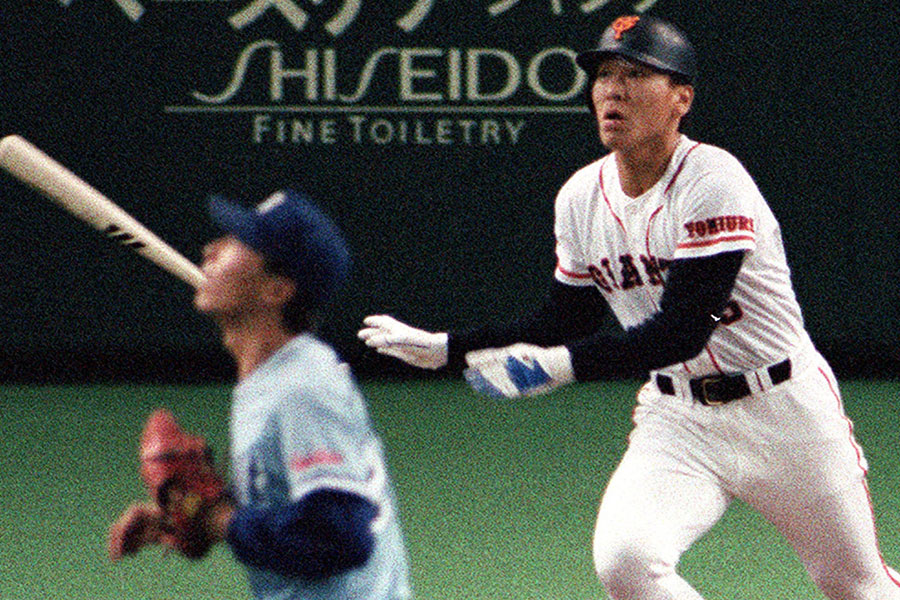 1993年5月3日のヤクルト戦でプロ初本塁打を放った松井秀喜氏【写真：共同通信】