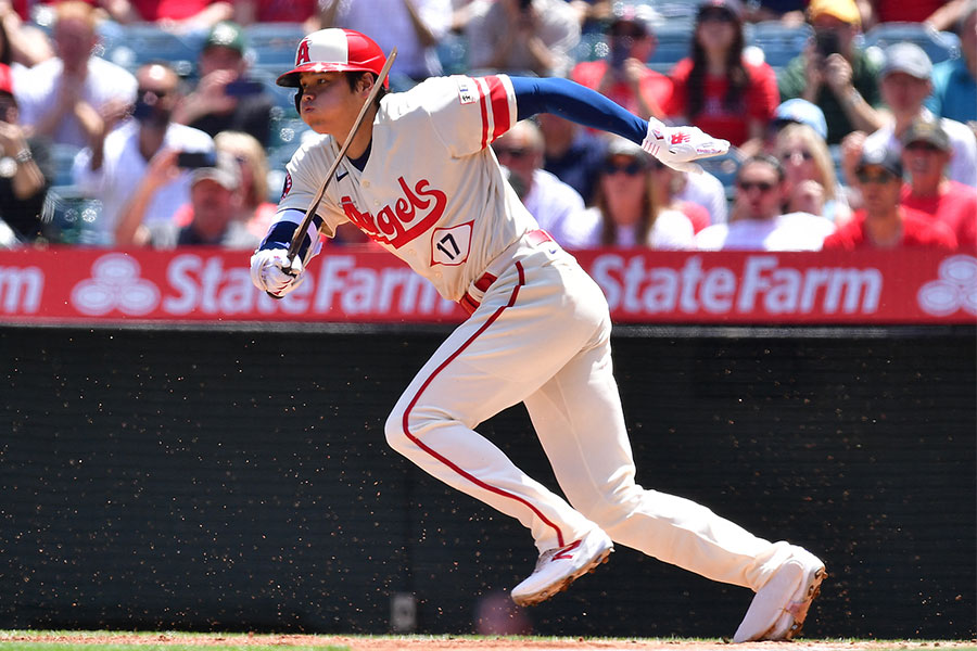 バットを折りながらも内野安打を放ったエンゼルス・大谷翔平【写真：ロイター】