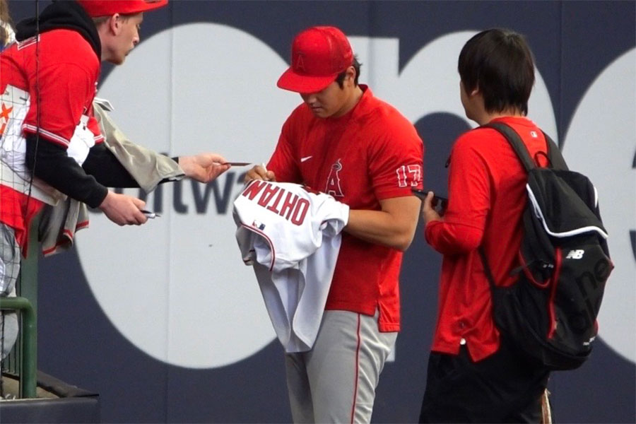 大谷翔平は敵地でもファンサービスを惜しまない【写真：小谷真弥】