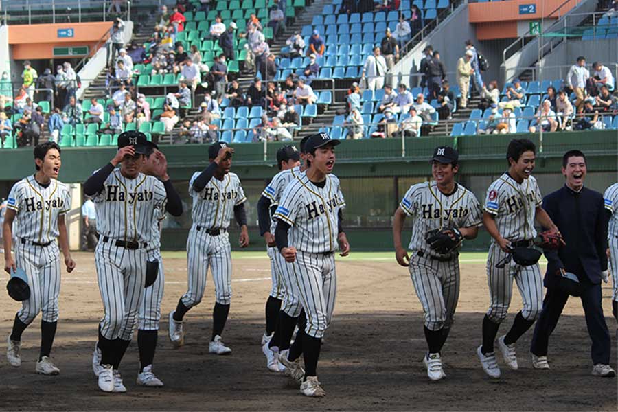 春季神奈川大会準々決勝の勝利に喜ぶ横浜隼人ナイン【写真：大利実】