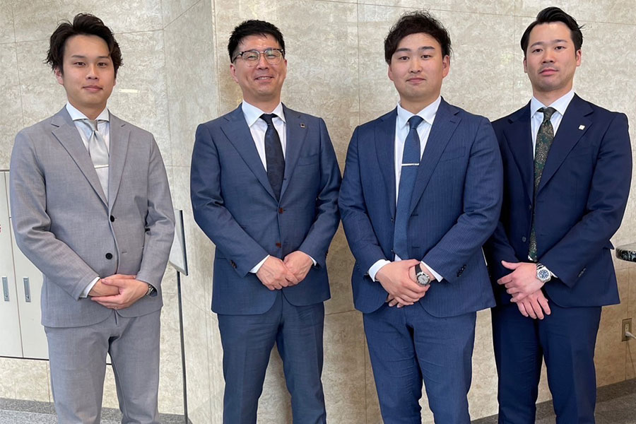 現在はソニー生命保険株式会社に勤める元オリックス・西村凌氏（右から2番目）【写真：本人提供】