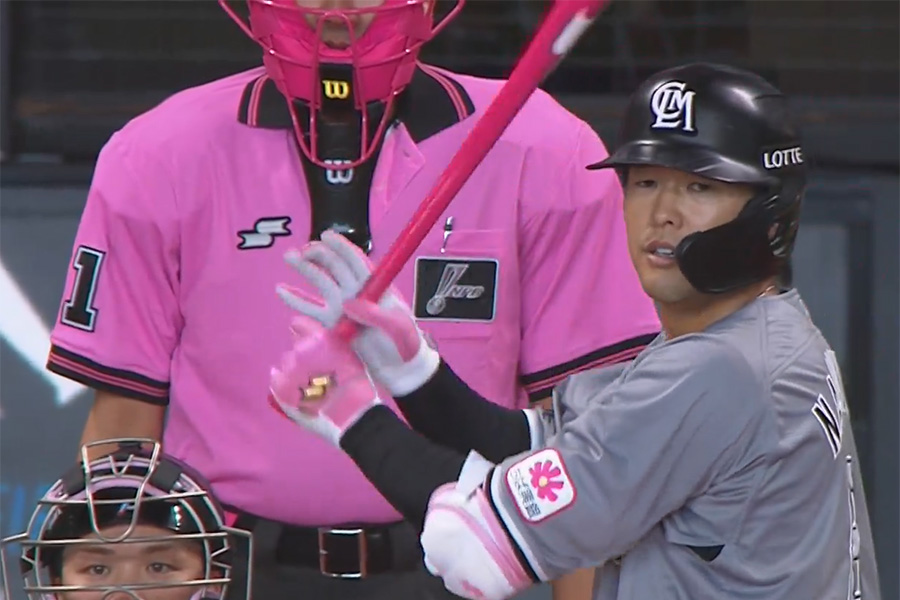 ロッテ・中村奨吾（右）とピンクのユニホームを着用した球審【画像：パーソル パ・リーグTV】