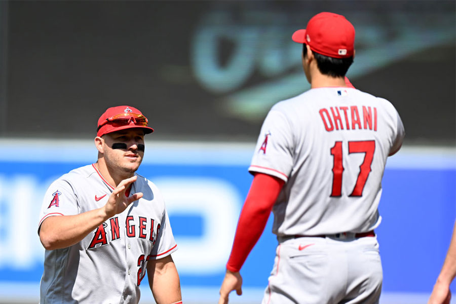 チームの勝利を喜ぶエンゼルスのマイク・トラウト（左）と大谷翔平【写真：Getty Images】