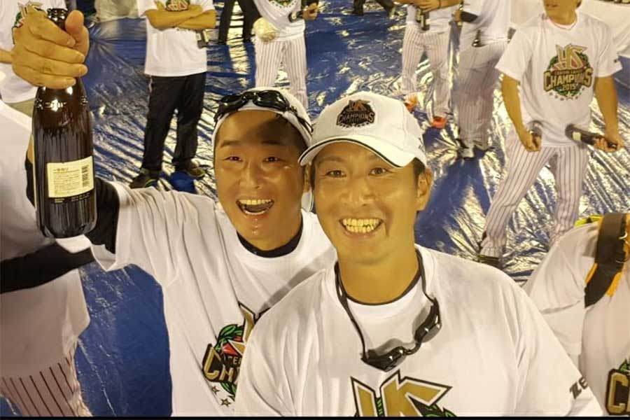 2015年のヤクルト優勝時にビールかけで喜ぶ石川（左）と志田スコアラー【写真：本人提供】
