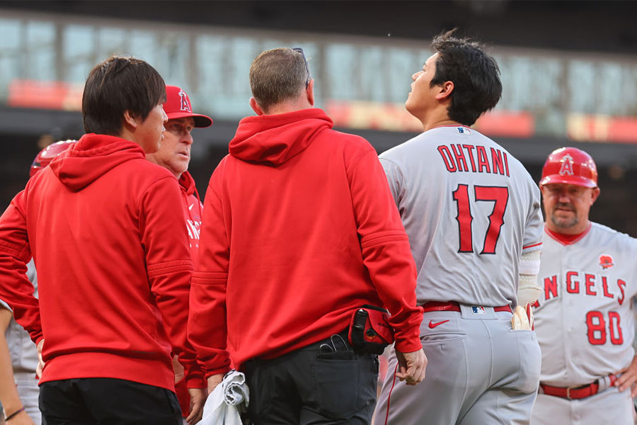 初回の第1打席で右足に死球を受けたエンゼルスの大谷翔平（右）【写真：Getty Images】