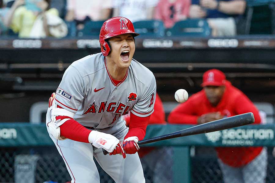 第1打席で死球を受けたエンゼルス・大谷翔平【写真：ロイター】