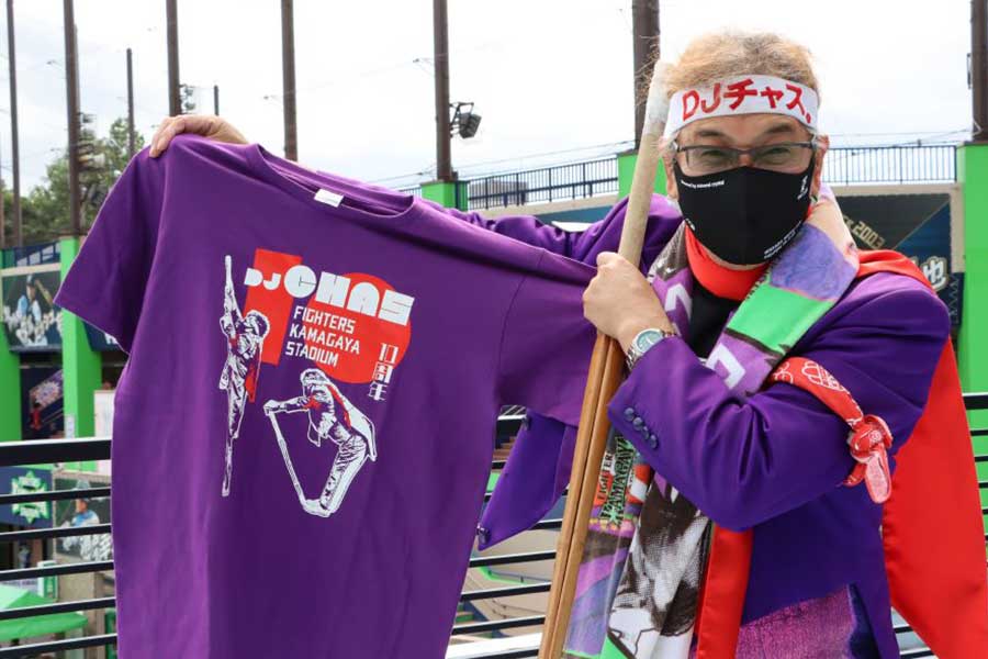 自らの10周年記念Tシャツをアピールする「DJチャス。」【写真提供：北海道日本ハムファイターズ】